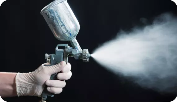 pistolet natryskowy z białą farbą